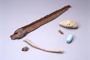 前原冬樹/「一刻(漂流物）」/2005年/ 木彫（檜、柘植、朴）、油彩/サイズ可変（全長およそ50cm）